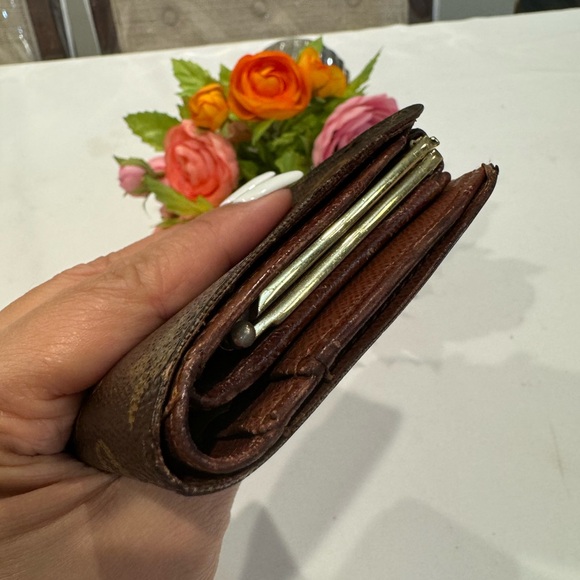 Authentic Louis Vuitton Kisslock wallet - Picture 4 of 11